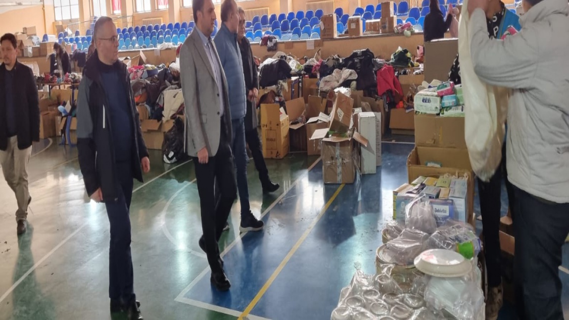 İzmir İl Milli Eğitim Müdürümüz Dr. Murat Mücahit YENTÜR depremzedeler için yapılan yardım faaliyetleri kapsamında okulumuzu ziyaret etmişlerdir.